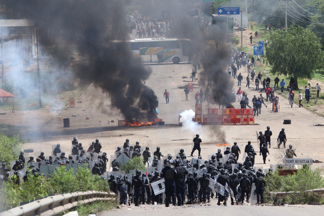 4deadinclashesbetweenpoliceteachersinmexico